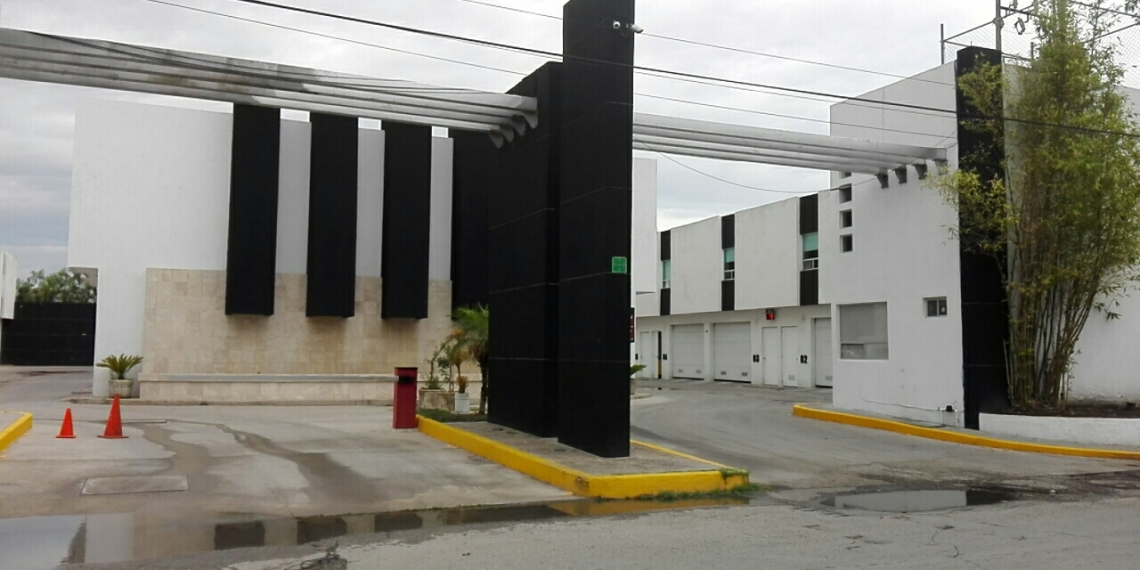 Sujetos asaltan a joven camino a su casa