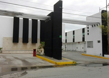 Sujetos asaltan a joven camino a su casa
