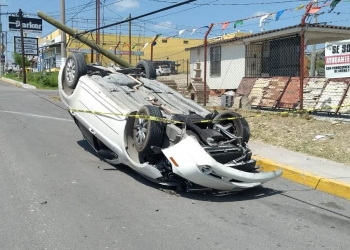 Provoca choque volcadura al no ceder derecho de vía