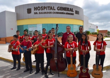 Voces del Desierto Celebra a Papás en Hospital Chavarria