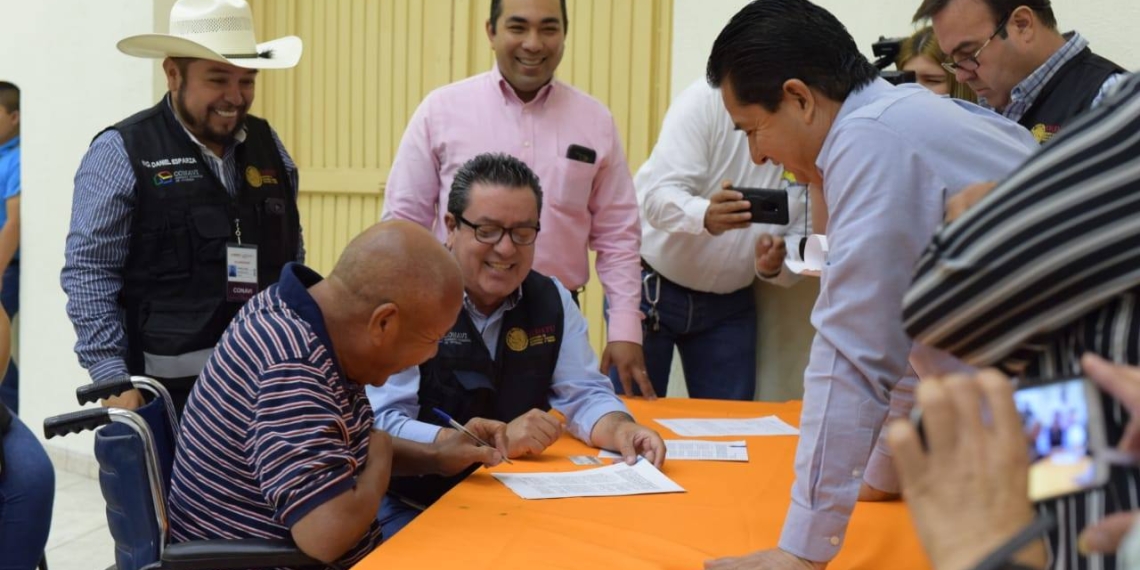 Firman convenio con beneficiarios de Conavi