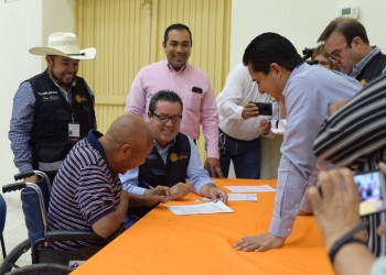 Firman convenio con beneficiarios de Conavi