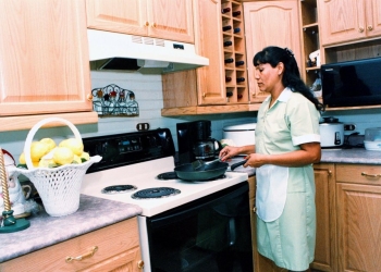 Trabajadores del hogar tienen derecho a guarderías