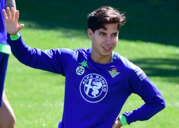 Diego Lainez continua con los entrenamientos en el Real Betis
