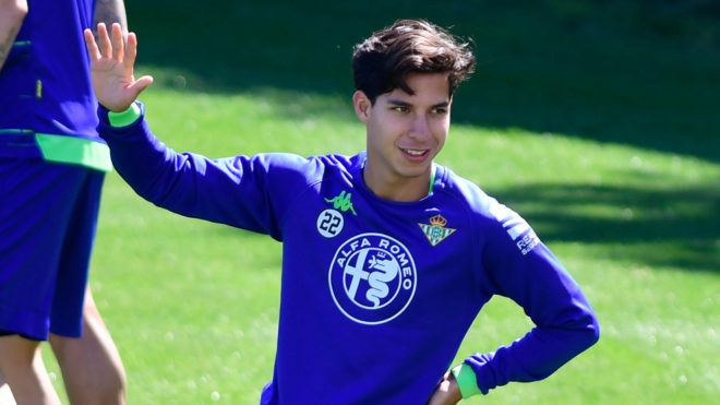 Diego Lainez continua con los entrenamientos en el Real Betis