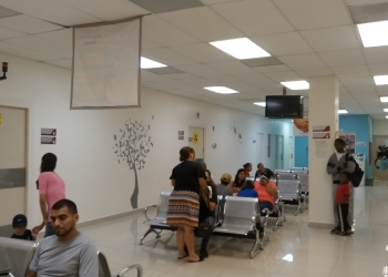Trabajadores piden resultados a la directora interina