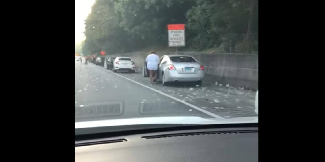 ‘Llueven’ miles de dólares en carretera de Atlanta