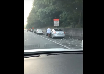 ‘Llueven’ miles de dólares en carretera de Atlanta