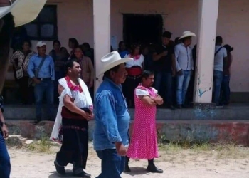 Visten de mujer a alcalde por incumplir promesas de campaña