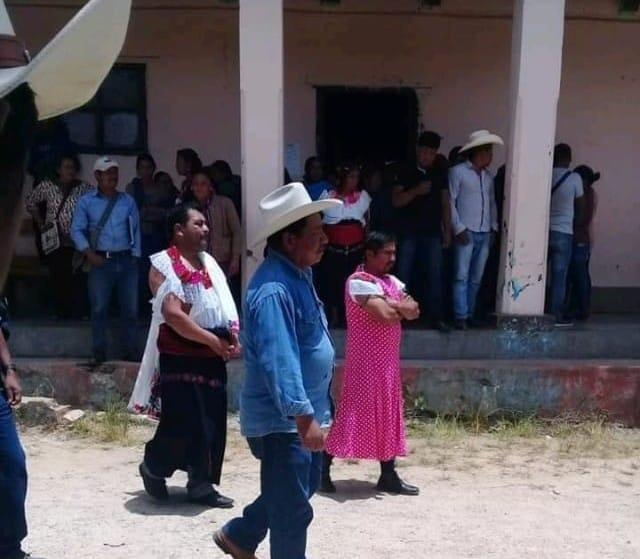 Visten de mujer a alcalde por incumplir promesas de campaña