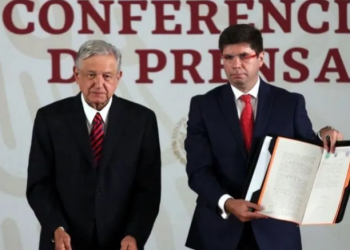 Firma Presidente compromiso de no reelección ante notario