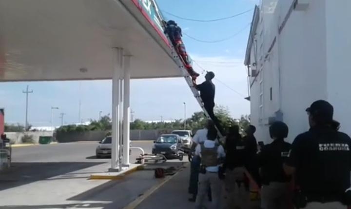 Recibe descarga eléctrica mientras trabajaba