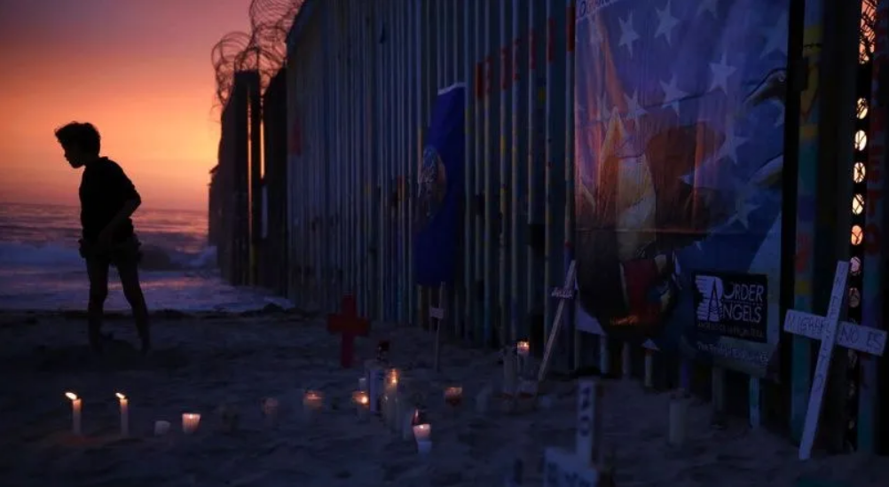 Muere migrante al caer del muro fronterizo