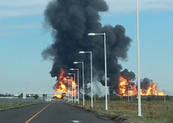 Van dos muertos por explosión en ducto de Pemex