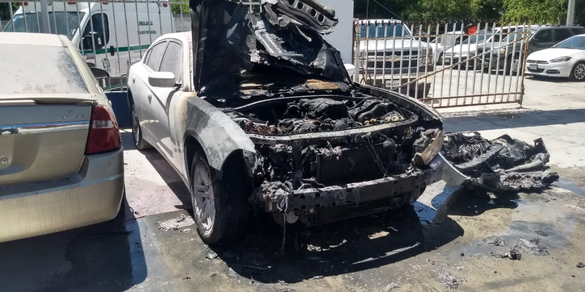 Arde automóvil en taller de enderezado y pintura