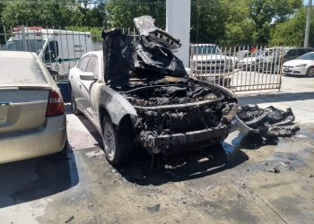 Arde automóvil en taller de enderezado y pintura