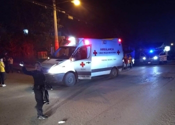 Compañeros de parranda lo golpean