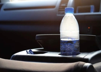Recomiendan no dejar botellas de agua al interior de coches