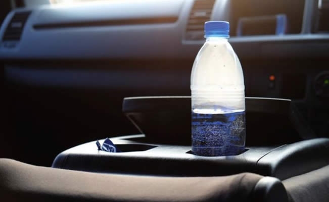 Recomiendan no dejar botellas de agua al interior de coches