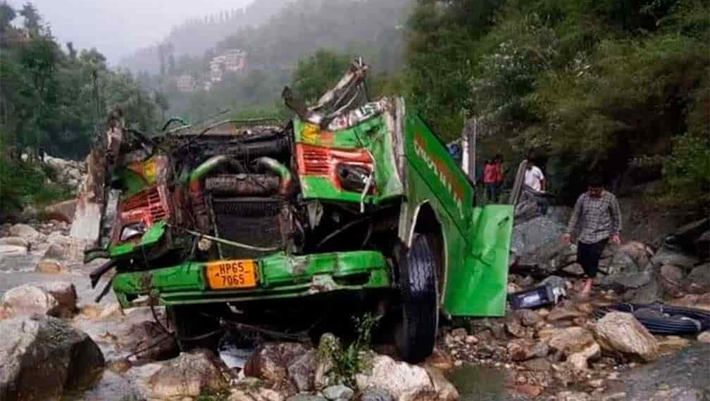 Autobús cae por desfiladero en India, mueren 35 personas