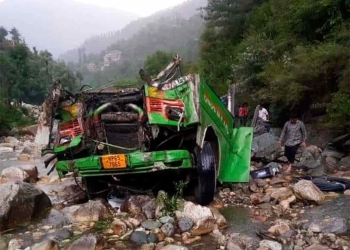 Autobús cae por desfiladero en India, mueren 35 personas