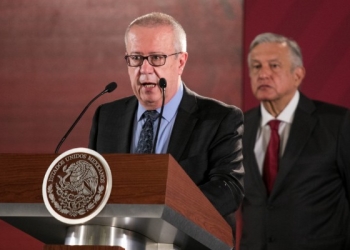 Peso cae 1.92% tras renuncia de Carlos Urzúa a la Secretaría de Hacienda