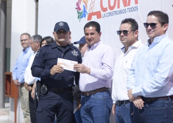 Entregan apoyos a elementos activos de la Policía Municipal