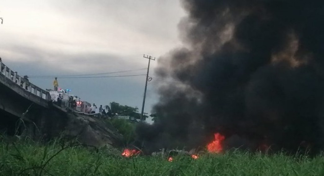 Pipa con diésel cae de puente en Coatzacoalcos