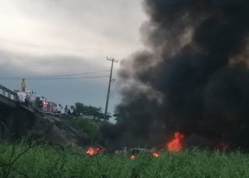 Pipa con diésel cae de puente en Coatzacoalcos