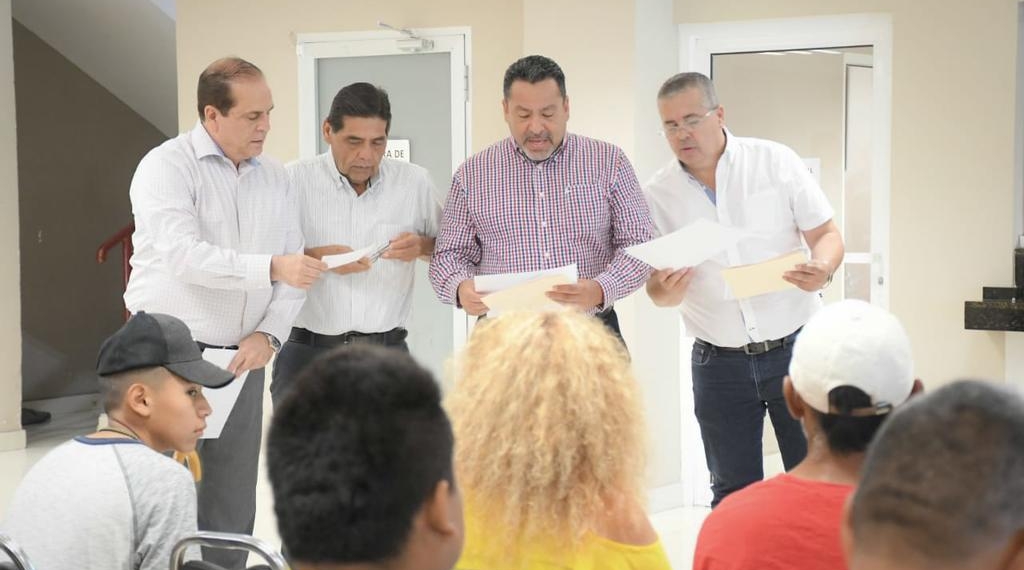 Entregan cheques del Seguro de Desastres Naturales
