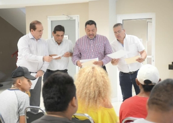 Entregan cheques del Seguro de Desastres Naturales