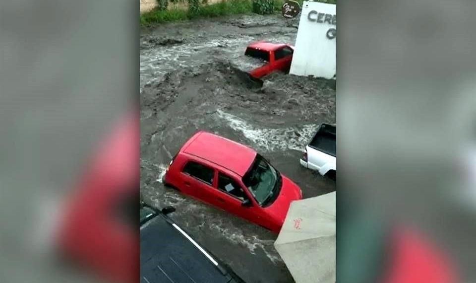 Se desborda un canal en Tlajomulco, Jalisco