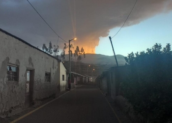 Hace erupción volcán Ubinas en Perú