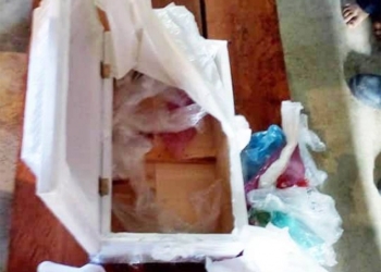 Va a hospital por el cuerpo de su bebé y le dan ataúd con basura