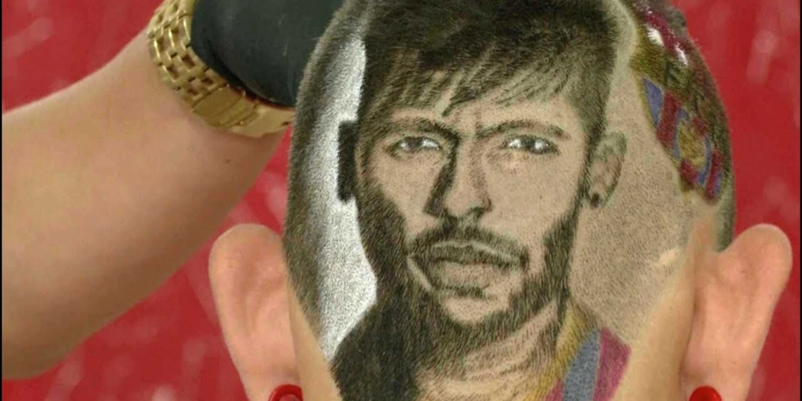 Peluquero realiza cortes con los rostros de los jugadores del balonpié