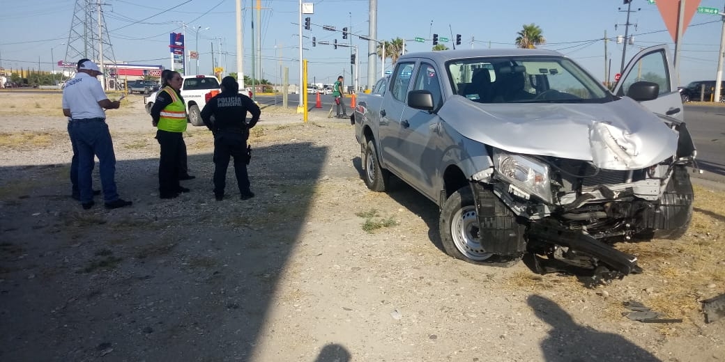 Automovilista estampa su vehículo contra dos postes