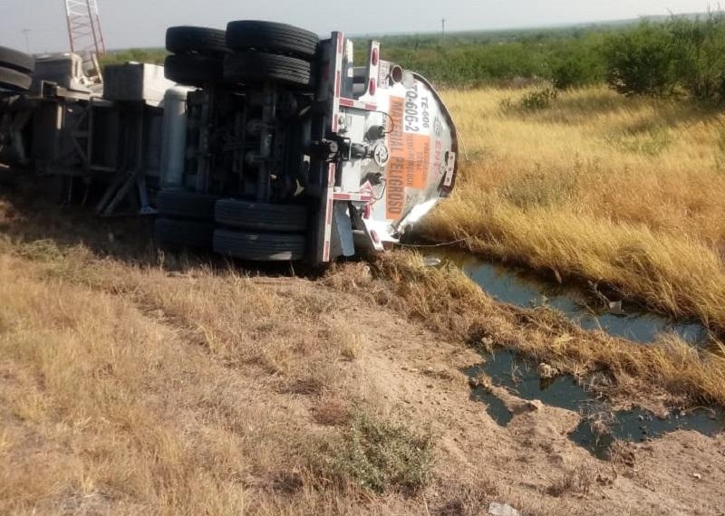 Vuelca doble pipa cargada con combustible