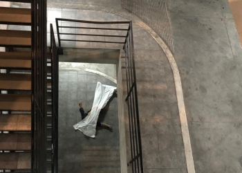 Muere al caer de  un tercer piso