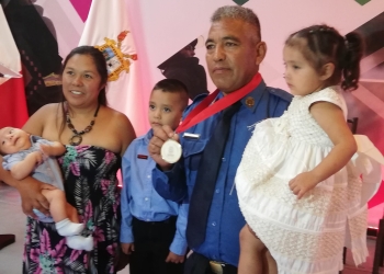 Entregan presea a Bomberos