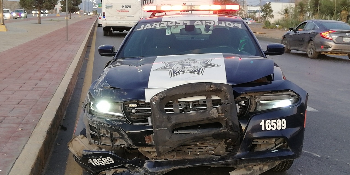 Entre dos golpean a una patrulla federal