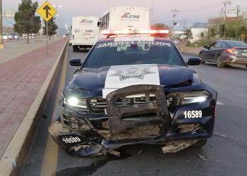 Entre dos golpean  a una patrulla federal