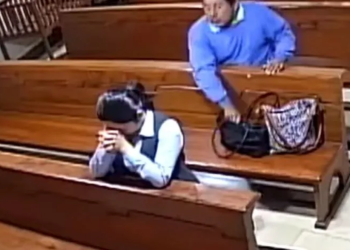 VIDEO. Roba en iglesia y se echa agua bendita