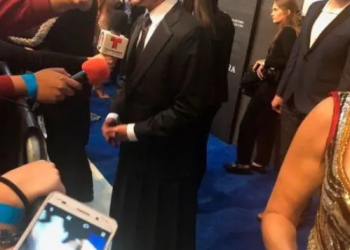 Sergio Mayer llegó en falda a alfombra azul en solidaridad con mujeres