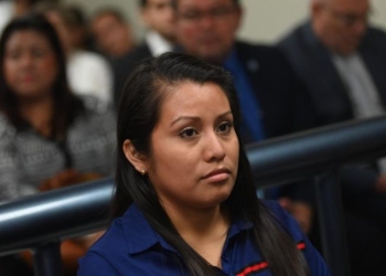 Joven mujer enfrenta juicio por tener aborto involuntario