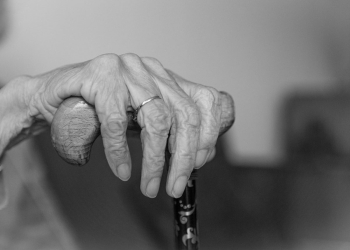 Violan a abuelita de 70 años y muere