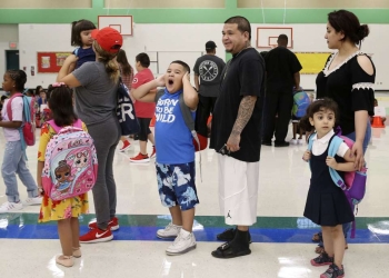 Inician ciclo escolar en distritos de San Antonio