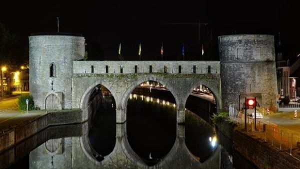 Derriban histórico puente de Europa