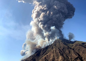 Volcán en isla Italiana hace erupción