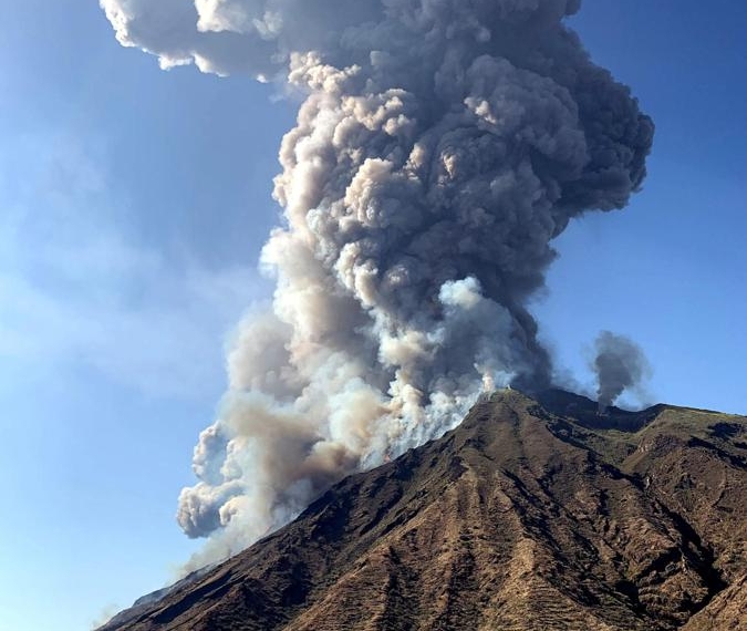 Volcán en isla Italiana hace erupción