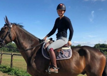 Muere joven jinete al sufrir caída durante concurso de saltos